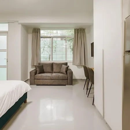 Snug With Pvt Garden Access Iii Apartment